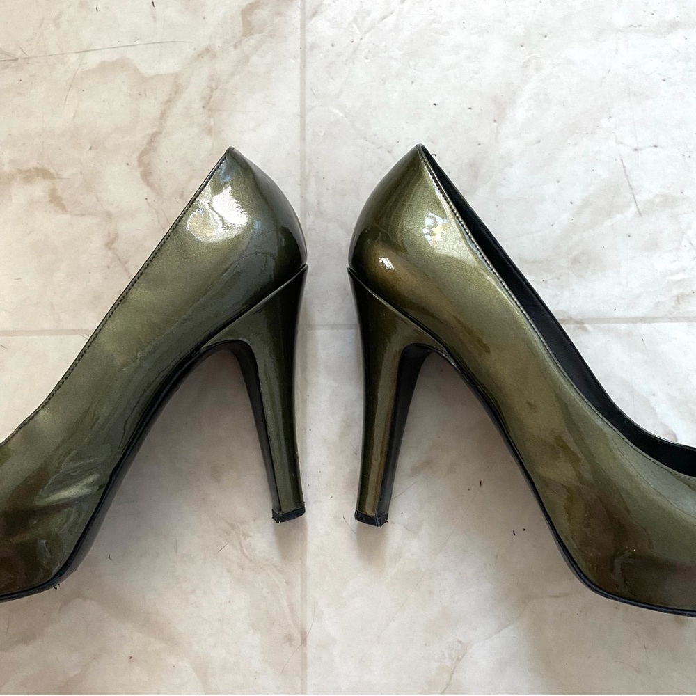 Chanel Made in Italy Interlocking CC Logo Green Patent Leather Pumps Heels 7.5 - Picture 6 of 12